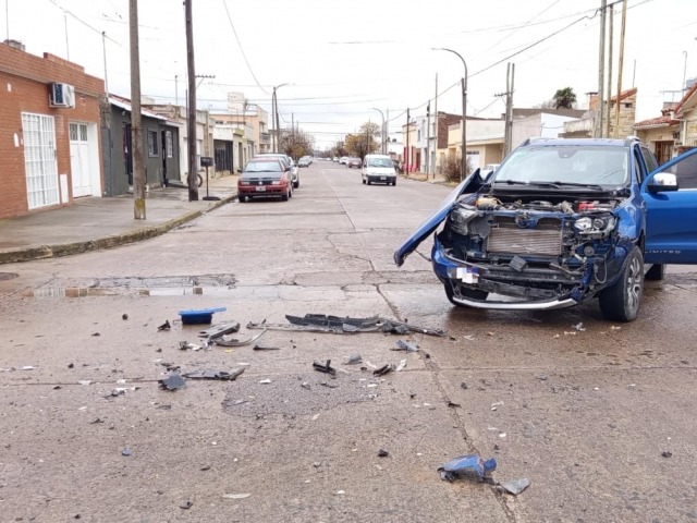 Fuerte choque entre un cami�n y una camioneta: sin heridos